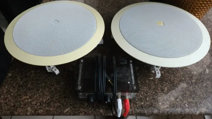 Par Caixa Embutir Jbl 6co2r 50w 6 Polegadas Redonda Branca + amplificador de 02 canais.