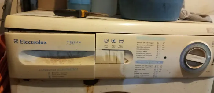 Máquina de lavar roupa 127 e 220 VOLTs. Somente para tirar peças. Sim, teria concerto.