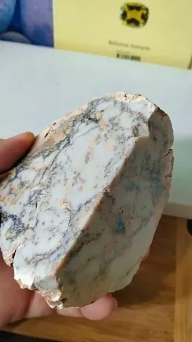 Arte em pedra branca tipo lousa