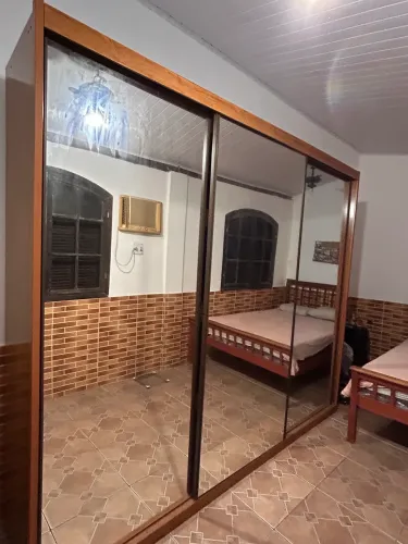 Guarda roupas com 3 portas espelhadas, boa distribuição de prateleiras internas.
