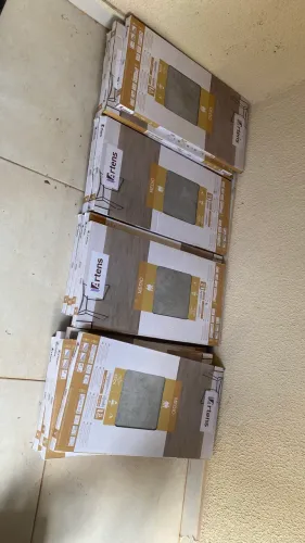 Piso vinílico autocolante cinza