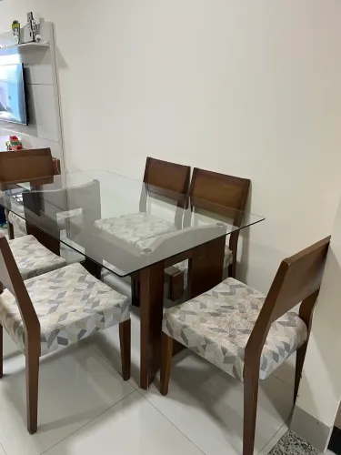 Vendo mesa + cadeiras (6 lugares)