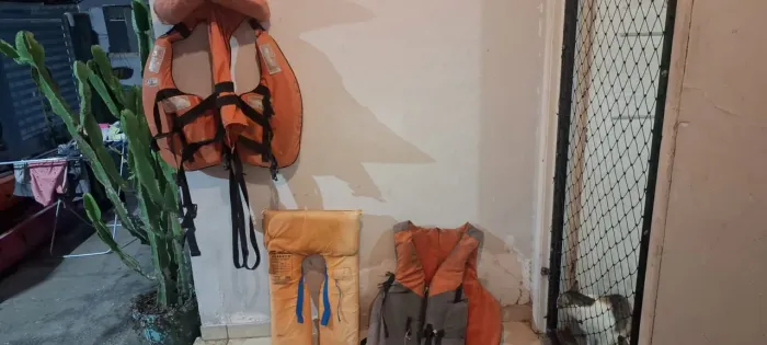 3 coletes salva vidas usados bons 