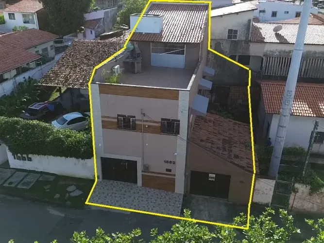 excelente casa com 3 pavimentos, 4 quartos, 4 vagas e bem localizada no Henrique Jorge