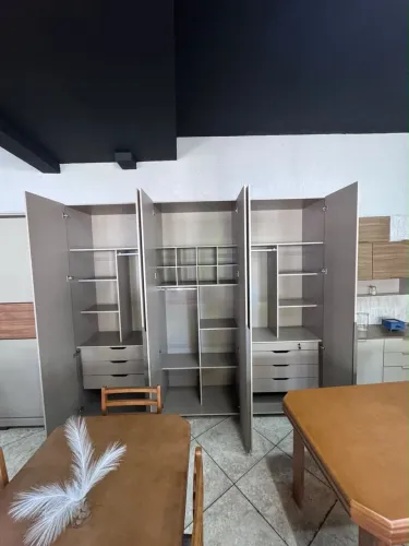 Roupeiro casal grande 100% MDF com amortecedor nas portas