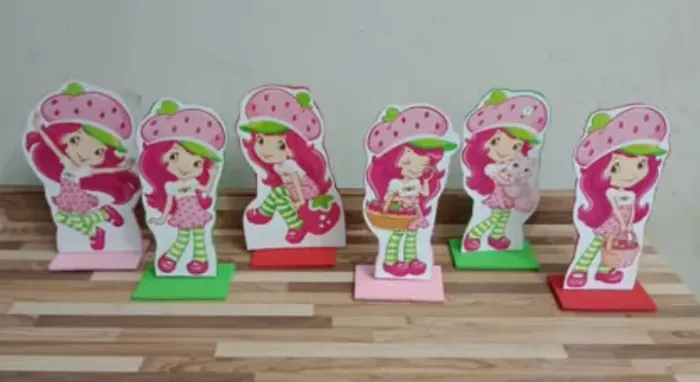 Kit de displays de mesa em 20cm com 6 peças no tema: Moranguinho