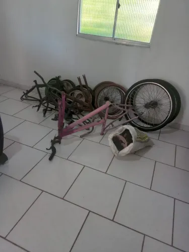 Bicicletas desmontadas à venda