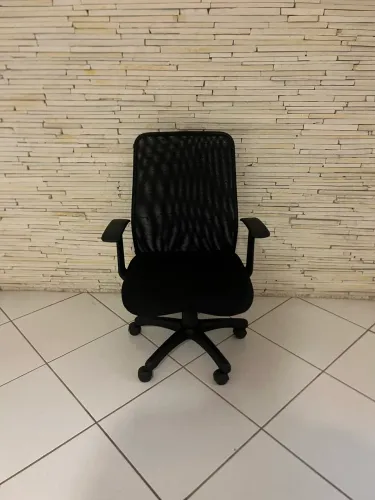 Cadeira de Escritório Semi Nova Giratória