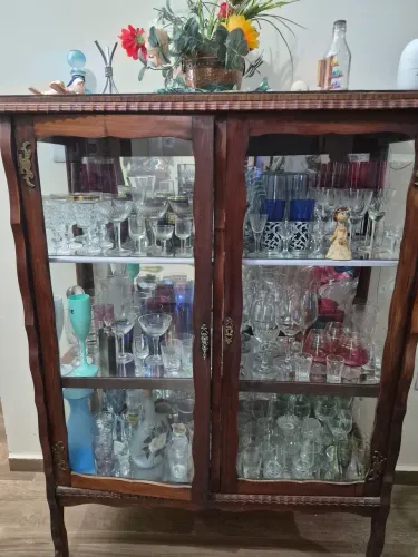 Cristaleira com toda louças cristais