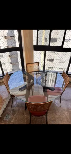 Mesa de vidro com base de madeira