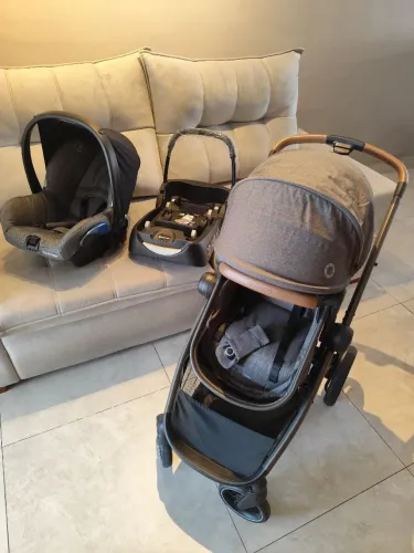 Carrinho de bebê com bebê conforto Anna 3 Trio