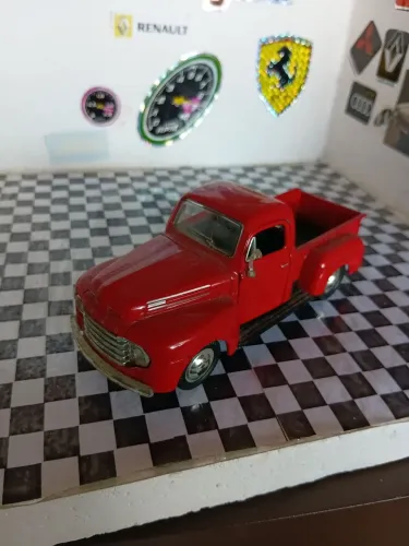 Miniatura Ford f1 1948 com pequenas avarias mede 13,5 cm