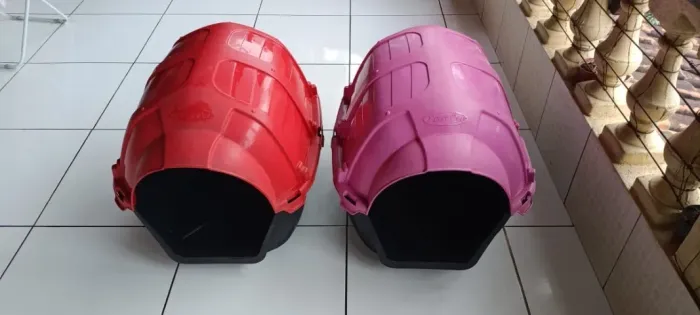 2 Casinhas Plásticas para Cachorro Médio - Vermelha e Rosa
