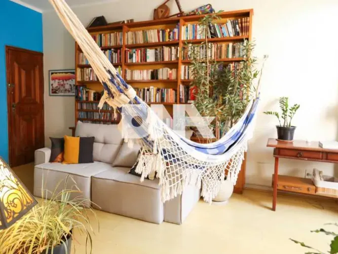 EXCELENTE APARTAMENTO FUNDOS SILENCIOSO E TRANQUILO EM PRÉDIO BEM FAMILAIR POUCOS APARTAME