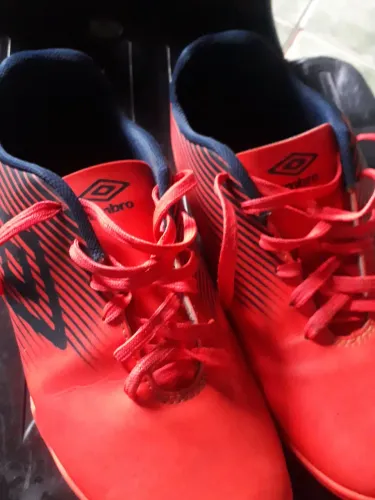 VENDO, TENIS UMBRO ,PARA FUTSAL. TAM:40