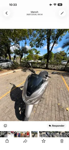 Vendo moto pcx baixa quilometragem moto muito nova e conservada .