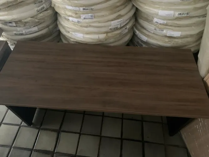 Mesa escritório pés pretos tampo MDP