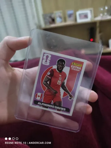 Cartinha oficial Alphonso Davies bordo impecável no acrílico que ele pegou na mão