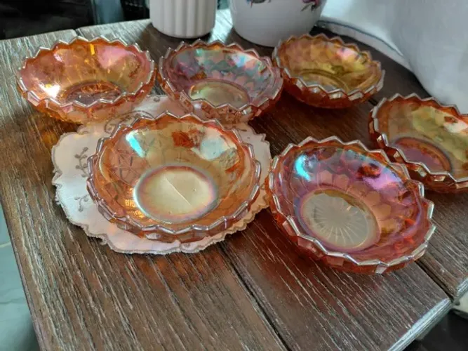 Conjunto de tigelinhas para sobremesa em vidro prensado com um acabamento iridescente
