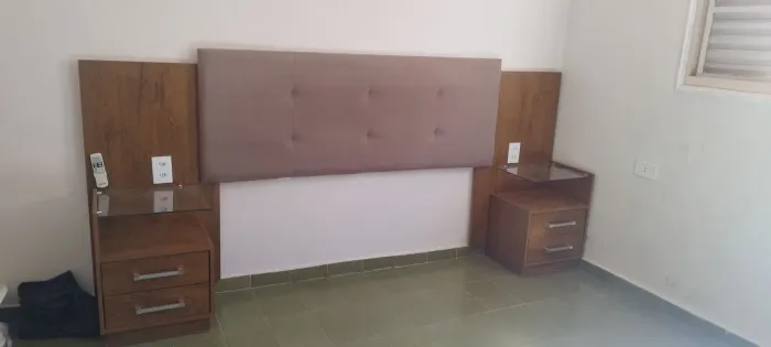 Cabeceira cama Queen com criado mudo