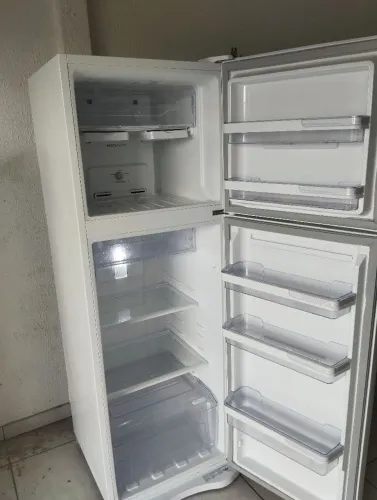 Vendo geladeira Electrolux Frost Free funcionando perfeitamente faço entrega semi nova 