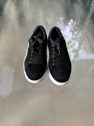 Tênis Puma de camurça original Tam.br 36 - Excelente Estado. R$ 180,00.