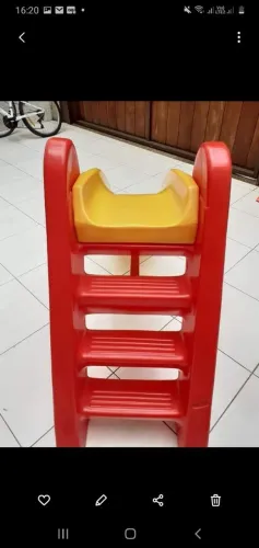 Escorregador Xalingo 3 degraus, amarelo e vermelho  seminovo