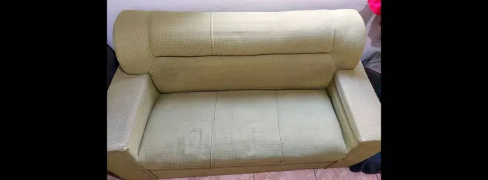 Sofá de 3 lugares super conservado.