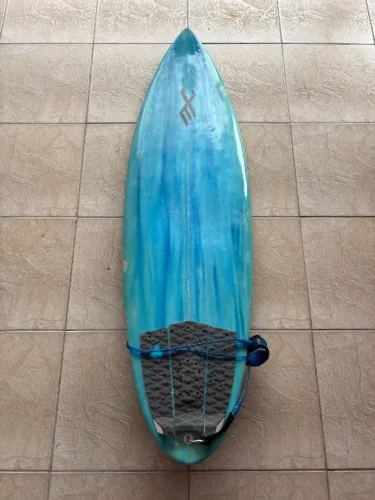 Prancha MC Surfboards 5'9 Epóxi 26,5L + Acessórios