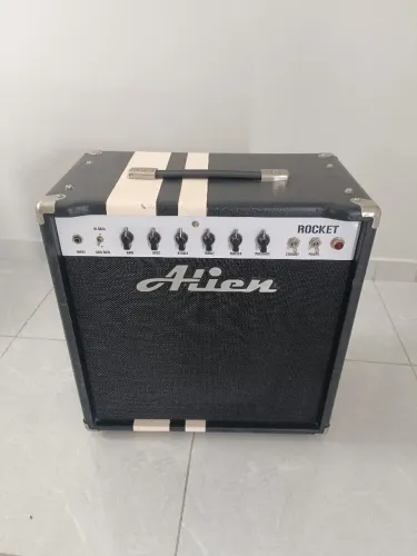 Amplificador valvulado Alien Rocket 30w