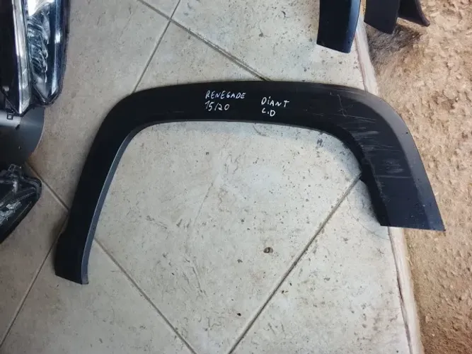 Moldura Paralama dianteiro direito Jeep Renegade 2015 / 2020