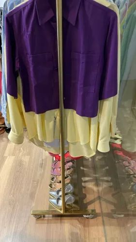 Arara de Roupas Dourada de Estilo Industrial