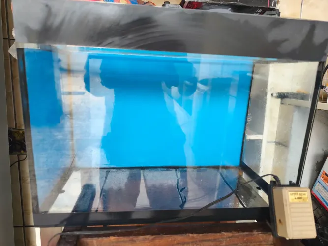 Vendo aquário 40 litros com um bombinha de ar incluso.