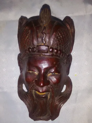 Escultura oriental em madeira nobre escurecida entalhada á mão representando Ancião chefe 