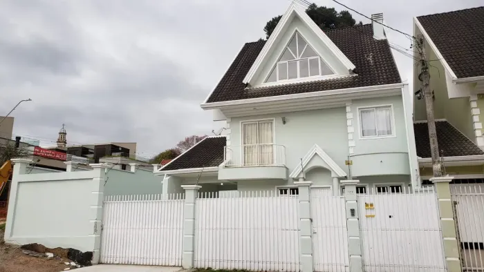 Locação de lindo tríplex 04 quartos nas Mercês com 250m2 de área útil.
