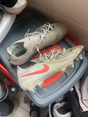 CHUTEIRA NIKE TRAVA MISTA