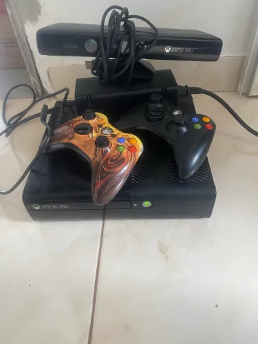 Xbox 360 + kinect com 2 controles