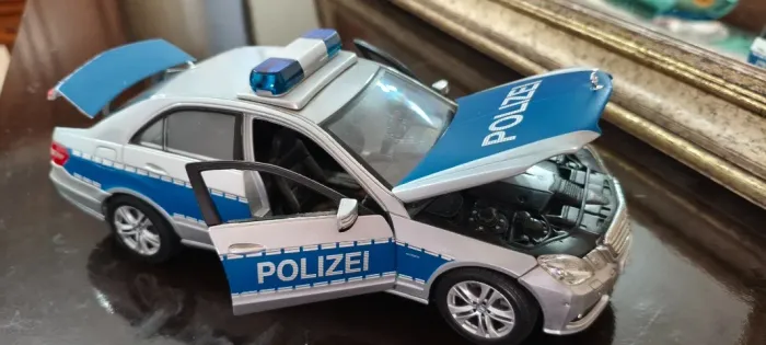 Maisto Mercedes E-Class Polizei 1/18 EXCELENTE ESTADO