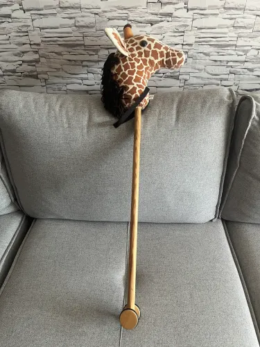 Girafa com Rodinhas e Cabeça em Pelúcia