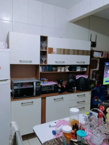 Vendo armário 1,80 m de largura e um guarda-roupa 1,70 m de largura. Em ótimo estado