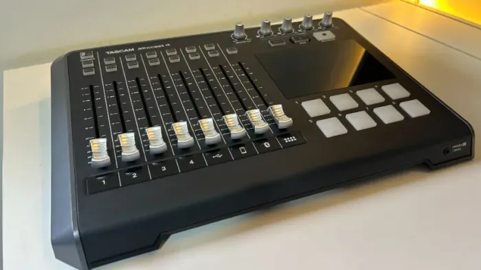 TASCAM Mixcast 4 - Mesa/Interface para Podcast - Excelente Estado
