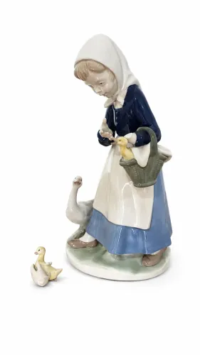 **Escultura em Porcelana Menina Alimentando Patinhos - Peça Decorativa Clássica**