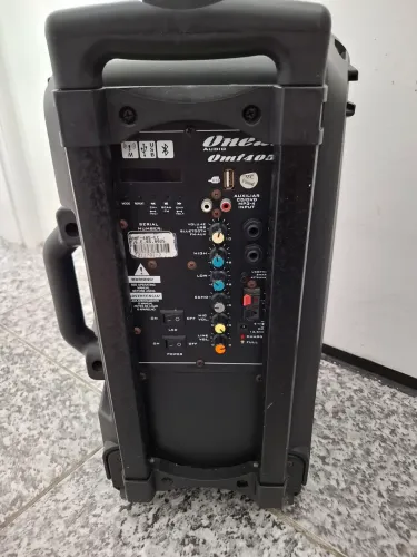 Cx de som com Bluetooth e entrada pra guitarra ou teclado e microfone