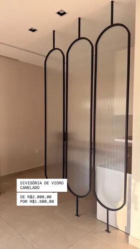 Divisória de vidro canelado