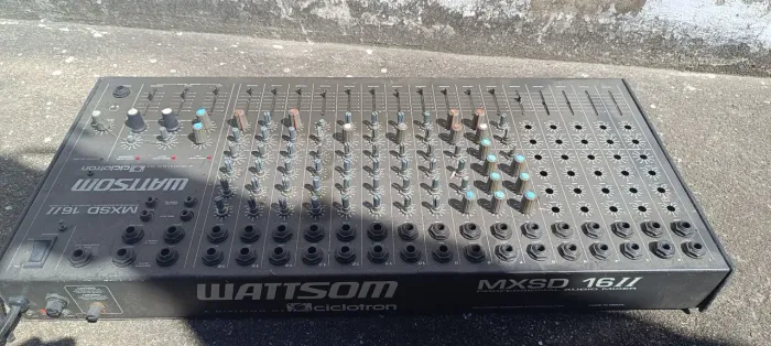 Mesa de som retirada de peças 