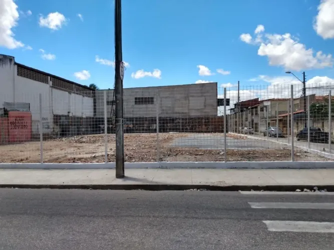 Terreno à venda no bairro Montese, Fortaleza