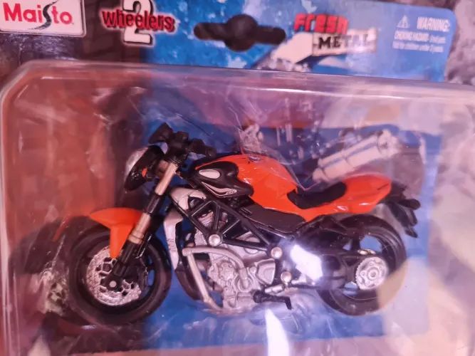 Miniatura de moto colecionável. Maisto