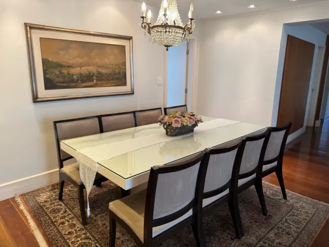 Mesa de jantar grande. Com 8 cadeiras