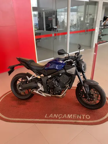 CB 650R, promoção de agosto, 64.999 à vista, ou financiada, emplacamento e ipva grátis.