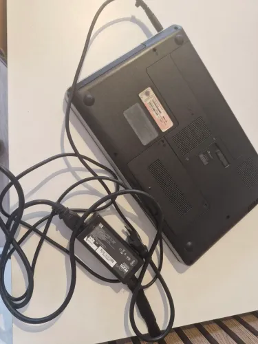 Notebook para retirada de peças e fonte de energia